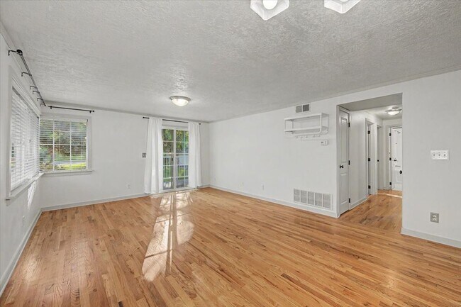 Foto del edificio - 407 Village Ln