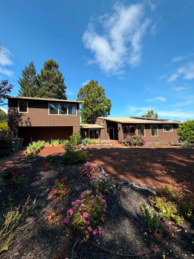 Foto del edificio - 775 Hillcrest Way