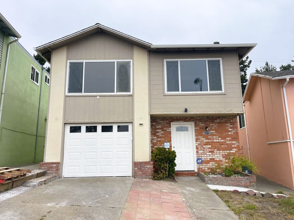 Primary Photo - Beautiful single family home with ocean views
