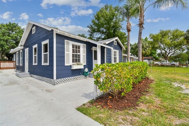 Building Photo - 308 N Gomez Ave
