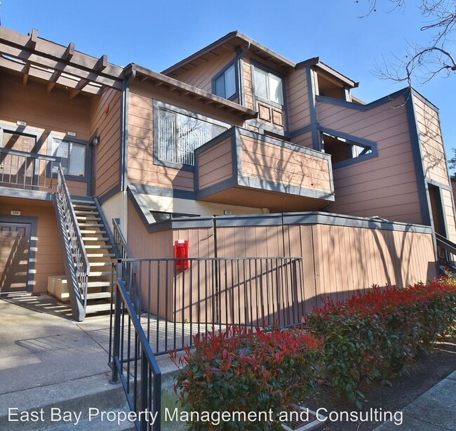 Building Photo - 3 br, 2 bath House - 214 E. Warren Cmn.