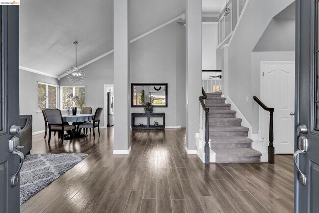 Building Photo - 2435 Pinehurst Ct
