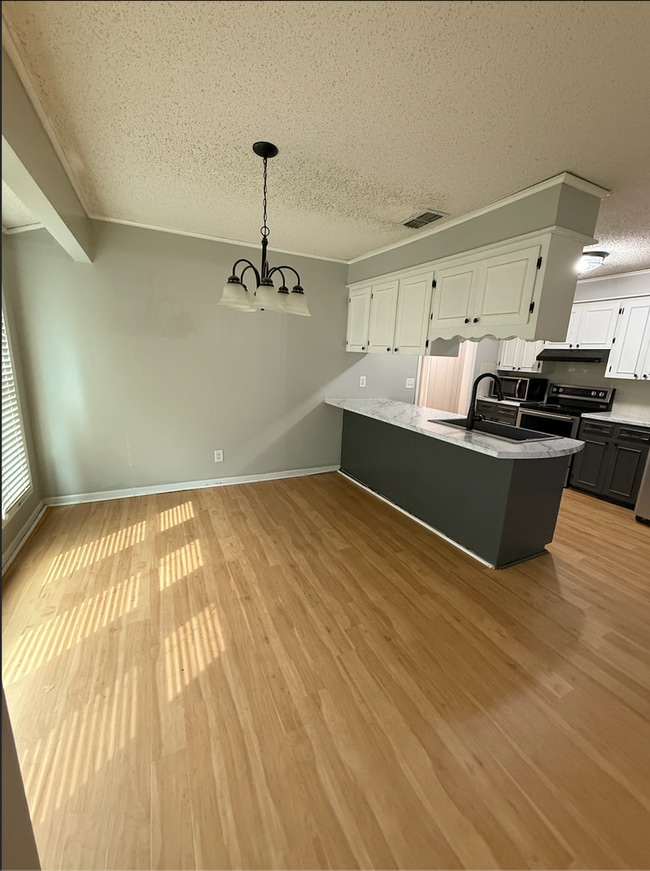 Foto del edificio - Charming 3-Bedroom Home with Bonus Room & ...