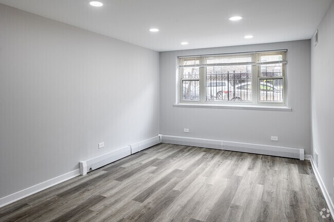 1 habitación, 1 baño - 750 pies cuadrados - Sala de estar - 3161 N Cambridge Ave