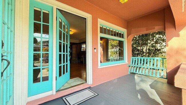 Building Photo - Charming Thousand Oaks Craftsman With Encl...