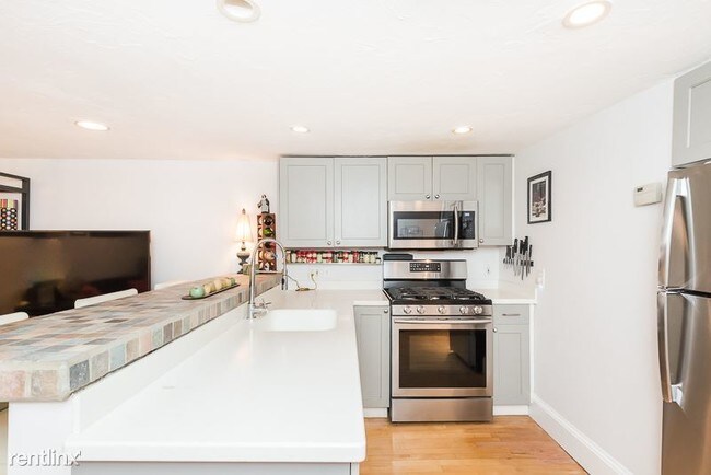 Building Photo - 571 E Broadway