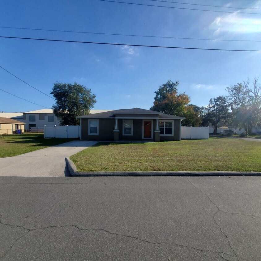 Foto del edificio - Fenced In Spacious 3-Bedroom 2-Bathroom Home