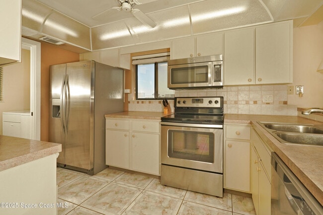 Foto del edificio - 3799 S Banana River Blvd