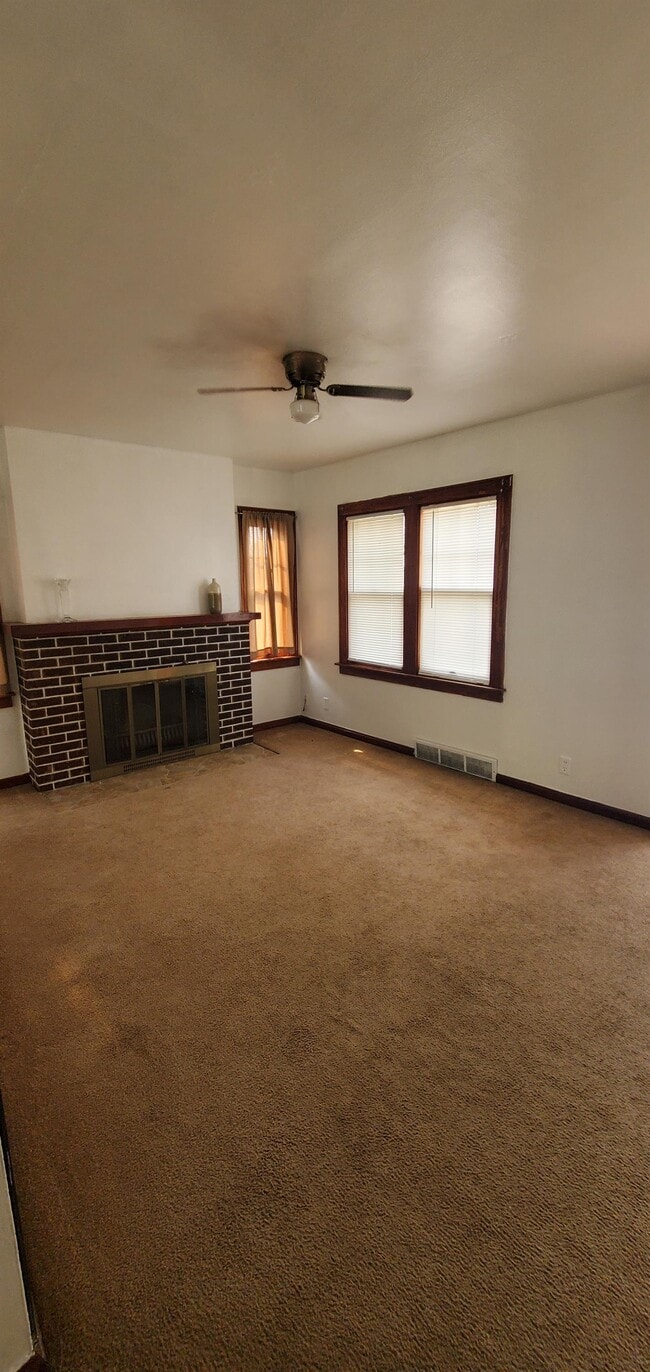 Building Photo - 733 W 44th Ave