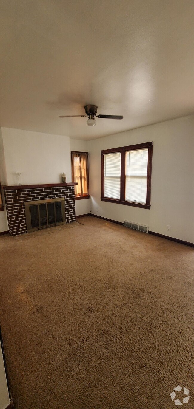 Building Photo - 733 W 44th Ave