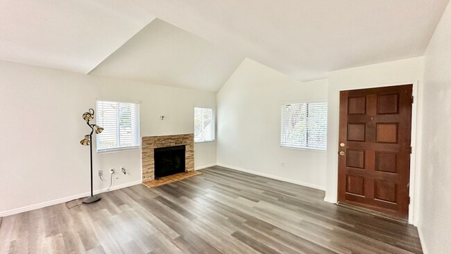 Foto del edificio - Charming Entry Level Condo Unit with Reser...