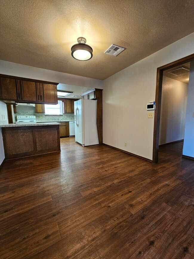 Foto del edificio - (3) Bed/(2) Bath Avail NOW! Pets Negotiable.