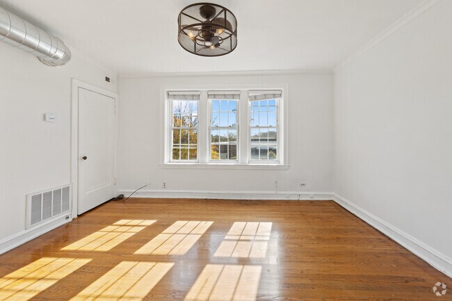 Building Photo - 3050 W Cornelia Ave