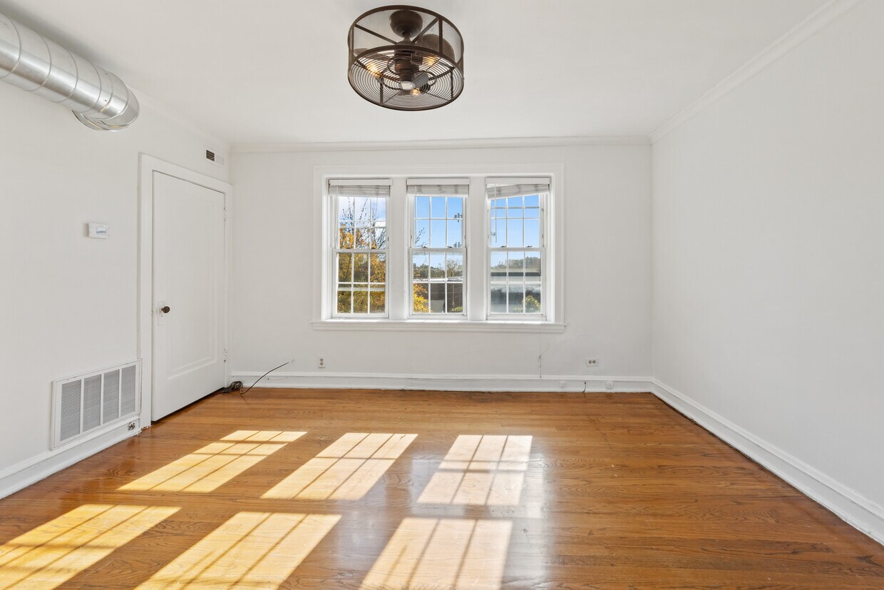 Foto principal - 3050 W Cornelia Ave