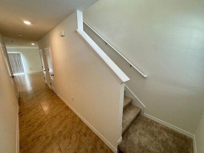 Building Photo - Corner-Unit 3BD with Pool & Internet Included!