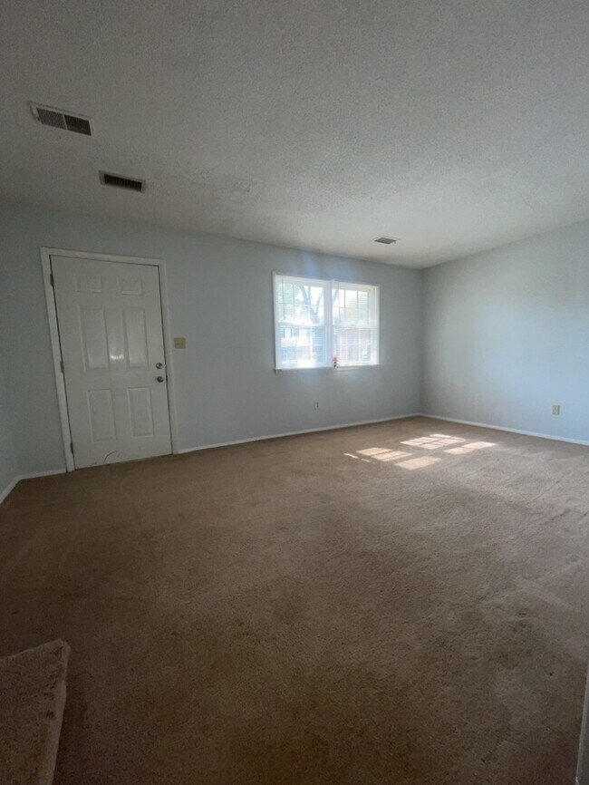 Building Photo - 107 Squire Pl
