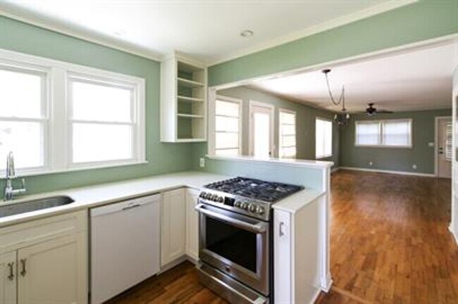 Foto del edificio - Quiet and quaint, this East Fayetteville cottage is one of a kind!