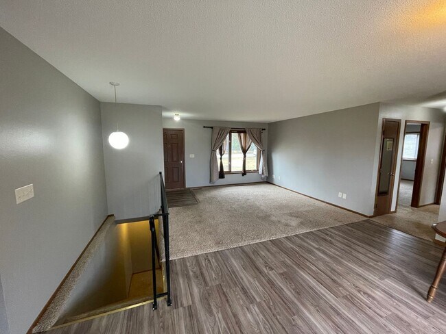 Building Photo - 3 Bedroom 1 Bathroom Duplex in Eau Claire,...