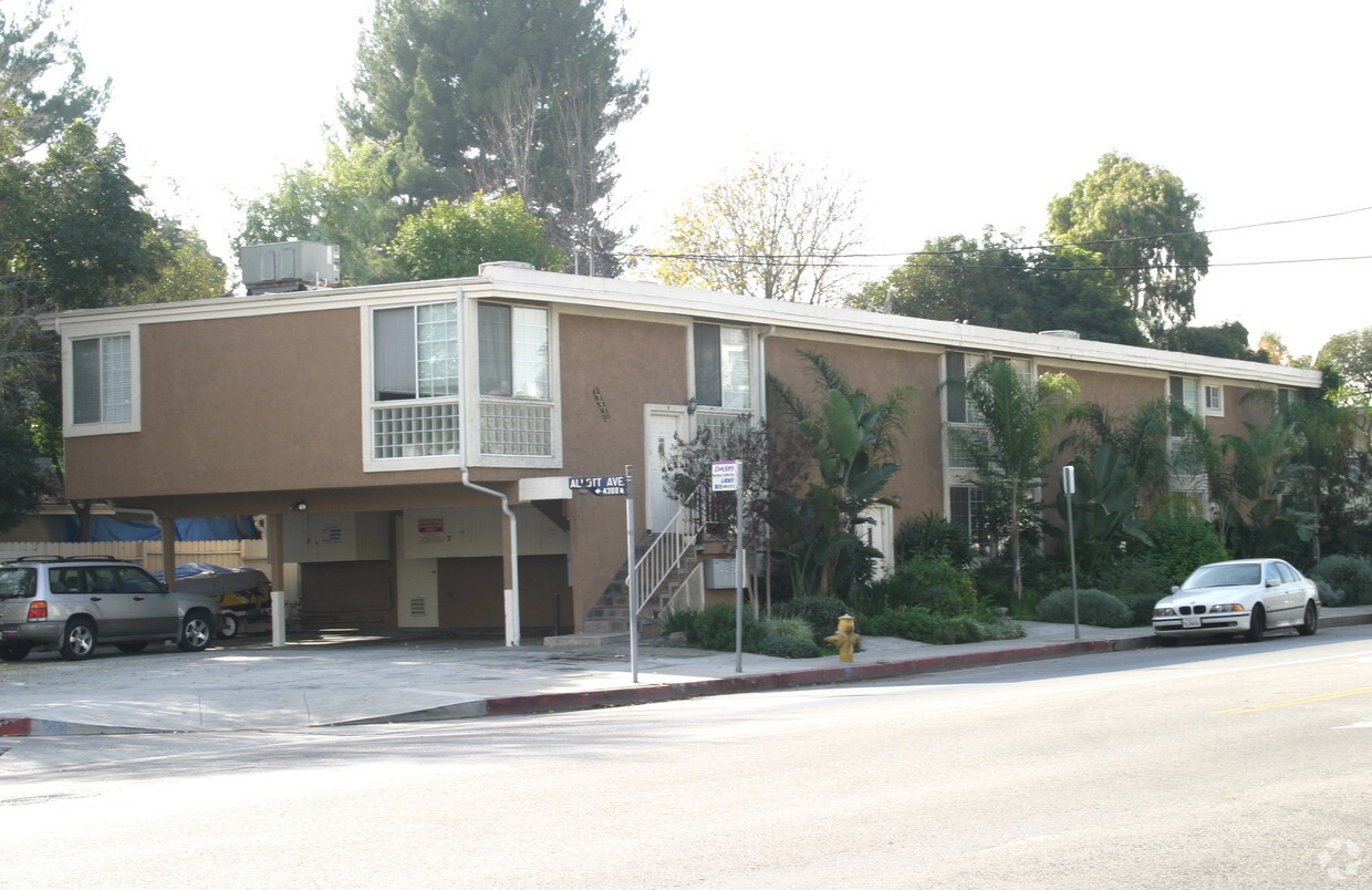 Building Photo - 13530 Moorpark St