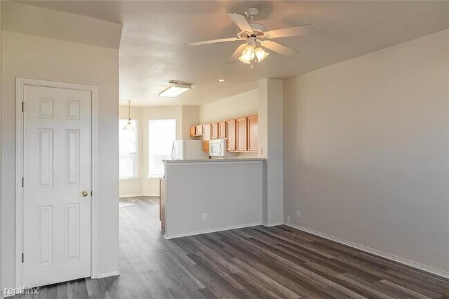 Building Photo - 3 br, 2.5 bath Duplex - 2707 Westhampton CT A