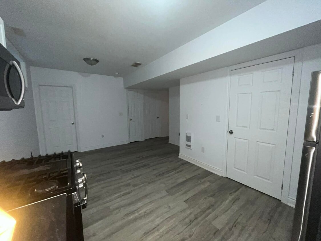 Building Photo - 304 Little Ave