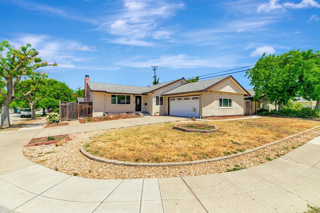 Foto principal - Move-In Ready Cambrian Gem – New Appliance...