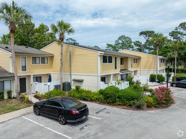 Alternate - Los Lagos Condominiums