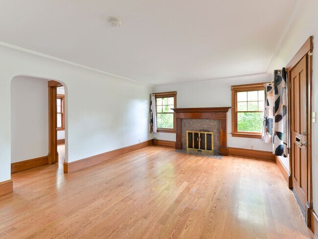 Building Photo - Application Approved - Charming 4-bed 2 ba...