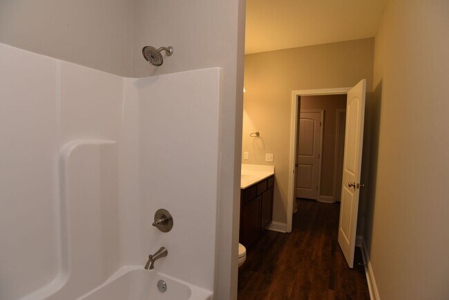 Foto del edificio - Remodeled Cute Modern Home In the Heart Of Richmond Hill