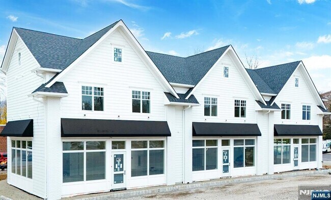 Foto del edificio - 445 Ramapo Valley Rd