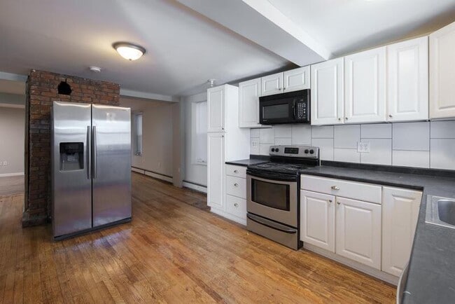 Building Photo - 547 1st St