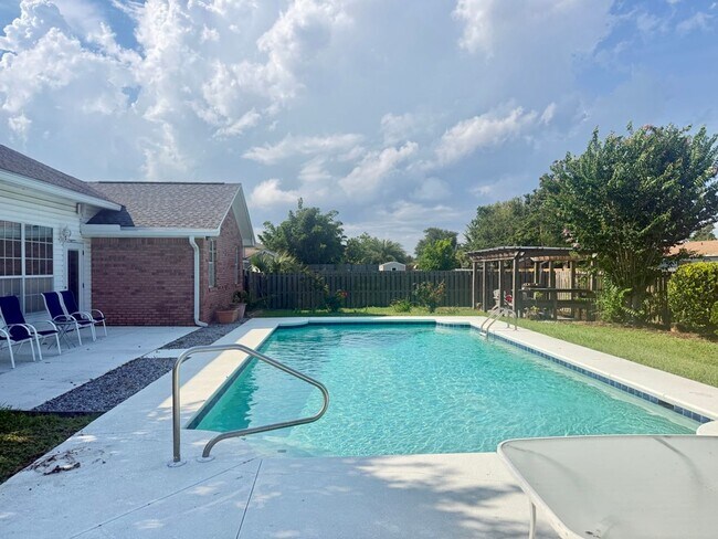 Foto del edificio - Private Backyard Retreat with In-Ground Pool