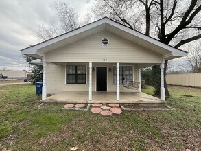 Building Photo - 108 Scott Ave