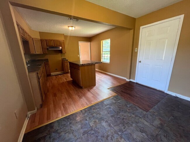 Building Photo - 3 Bedroom / 1 Bath Home - For Rent