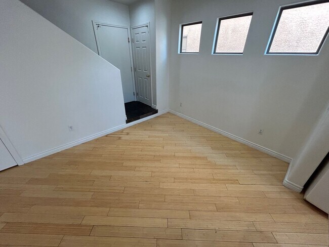 Foto del edificio - SOUTHWEST LAS VEGAS PROEPRTY WITH 3 BED, 3...