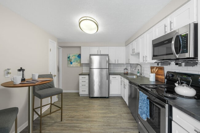 Building Photo - THE VANTAGE APARTMENTS
