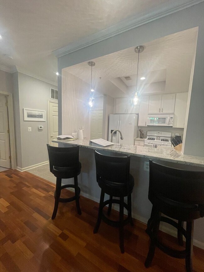 Foto del edificio - VERY WELL MAINTAINED 2 BEDROOM AND 2 BATHR...