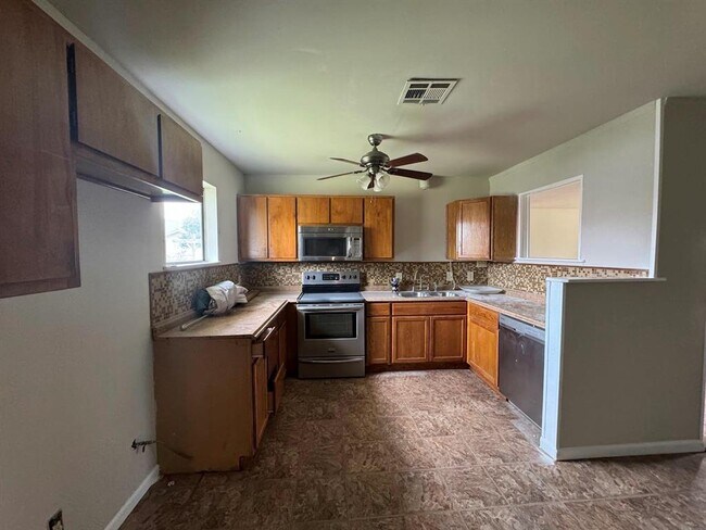 Building Photo - 851 Aspen Ln