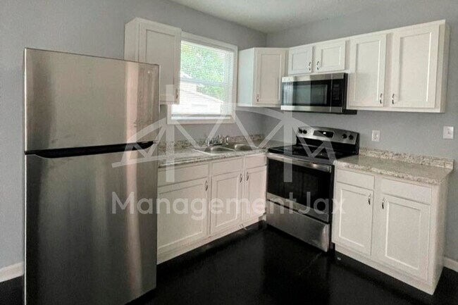 Foto del edificio - 2325 Westbrook Cir N
