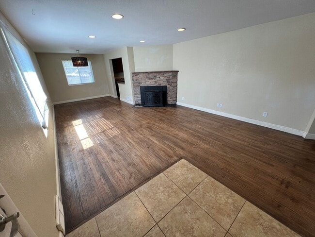 Building Photo - Spacious Lakewood Home