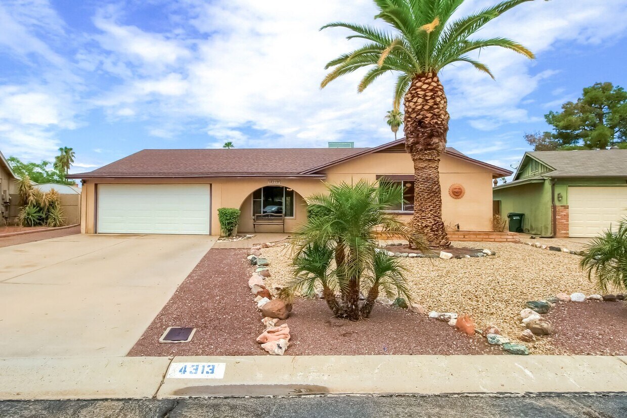 Foto principal - 4 Bedroom single family home in Glendale