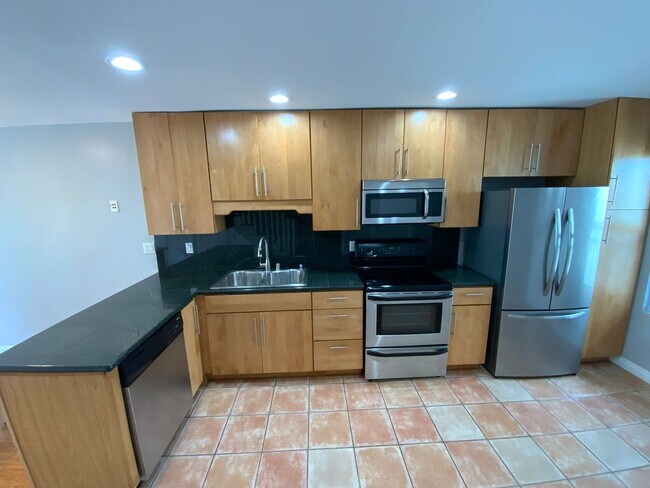 Foto del edificio - Long-Term Unfurnished Rental – Available N...