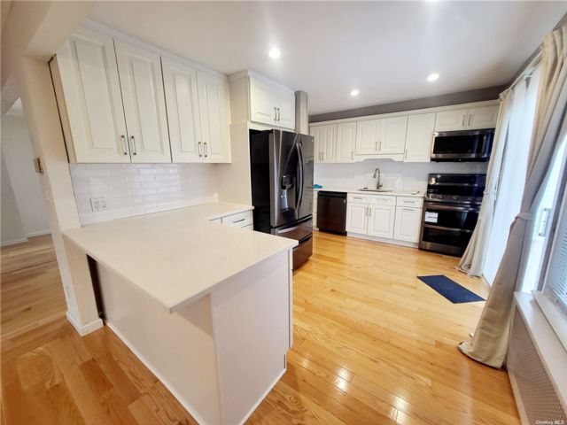 Primary Photo - 121 Sheridan Ave