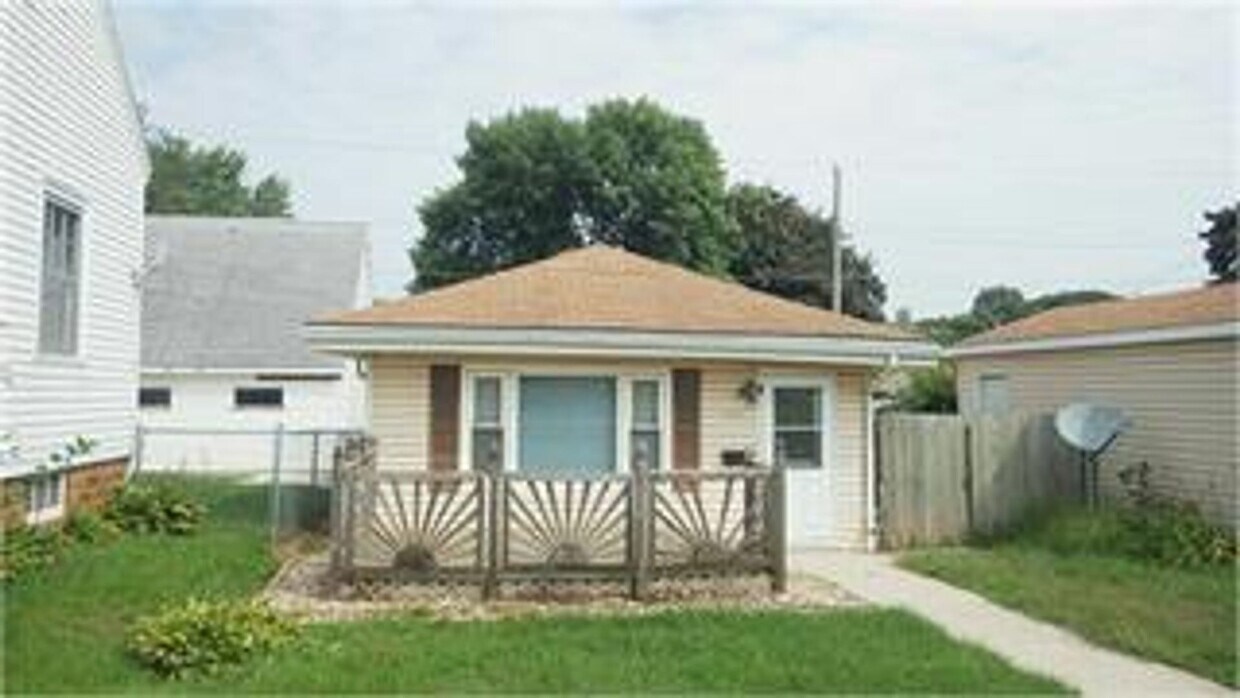Primary Photo - 2 Bedroom House