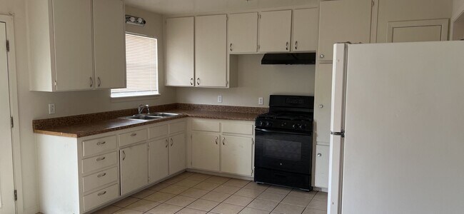 Foto del edificio - 4 bedroom, 1 bathroom house! HOUSING ACCEP...