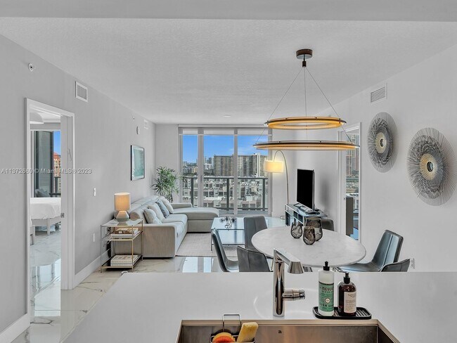 Foto del edificio - 300 Sunny Isles Blvd