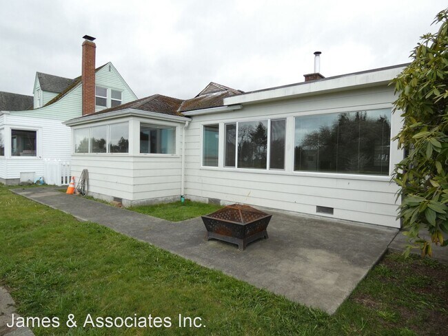 Building Photo - 3 br, 2 bath House - 428 E. Front St.