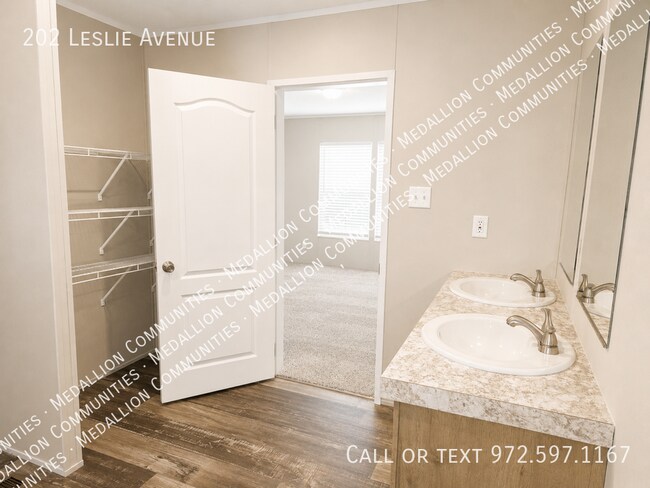 Foto del edificio - 202 Leslie Ave