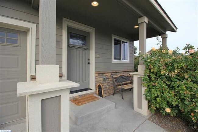Building Photo - Spacious 3-Bedroom + Bonus Room Home for R...