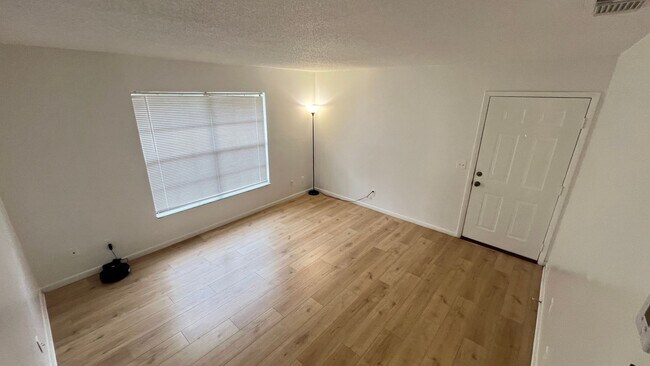 Foto del edificio - $550 OFF First Month! Cozy 2BD/2BA Condo Near Beaches – Quiet Living in Palm Bay